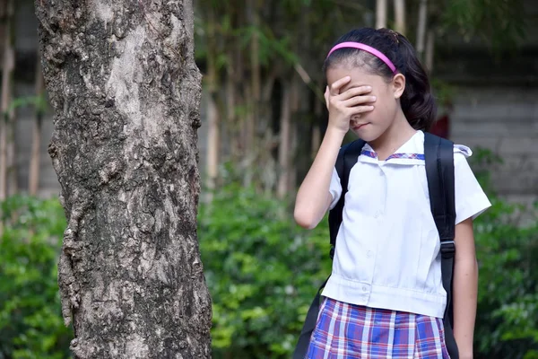 Ansiosa chica filipina estudiante vistiendo uniforme — Foto de Stock