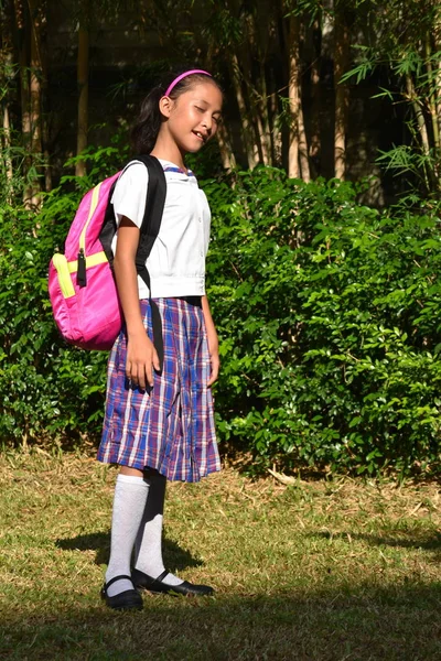 Sevimli Filipinli Kız Öğrenci Winking