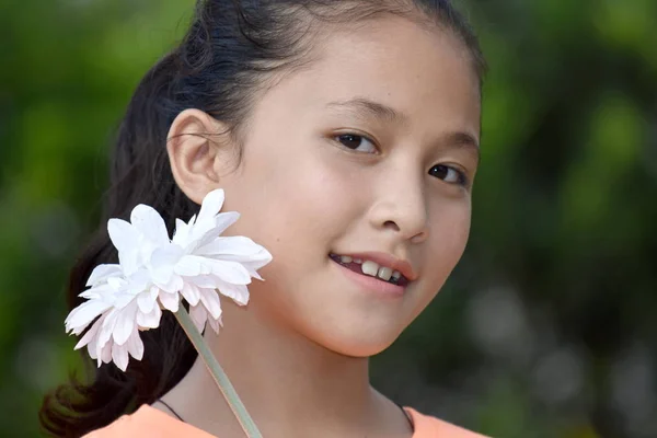 Jeune Philippine femelle et bonheur avec des fleurs — Photo