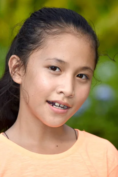 En ung flicka leende — Stockfoto