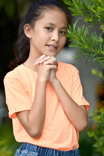 En ung Filipina kvinnlig bön — Stockfoto