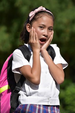 Ürkmüş Hazırlık Filipinli Kız Öğrenci Okul Kız Kitaplar ile Üniforma Giyen