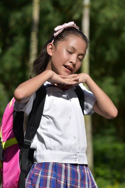 Üniforma giyen güzel bir okul kızı