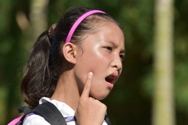 Diş Ağrısı ile Bir Kız Öğrenci