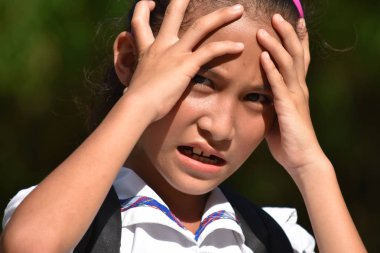 Kitaplar ile Stresli Kız Öğrenci