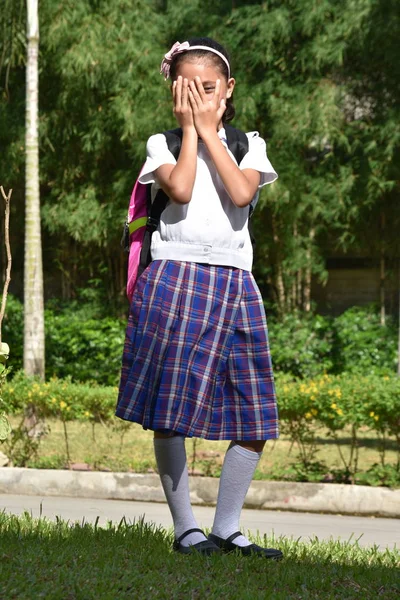 Genç Filipinli Kız Öğrenci Ve Fear Not Defterleri ile Üniforma Giyen