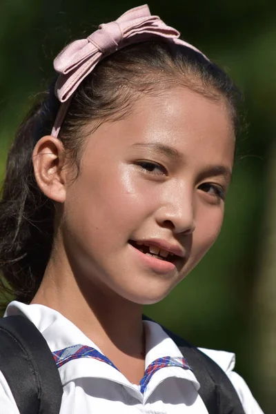 Ένα χαμογελαστή νεαρής μειονότητας κορίτσι φοιτητής — Φωτογραφία Αρχείου