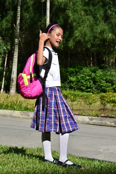 Friendly Prep Çeşitli Kişi Kitaplar ile Okul Üniforması Giyen