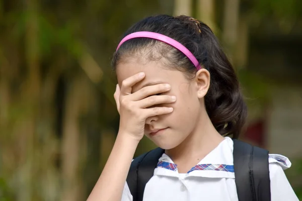 Estudiante adolescente escuela chica y preocuparse con cuadernos — Foto de Stock