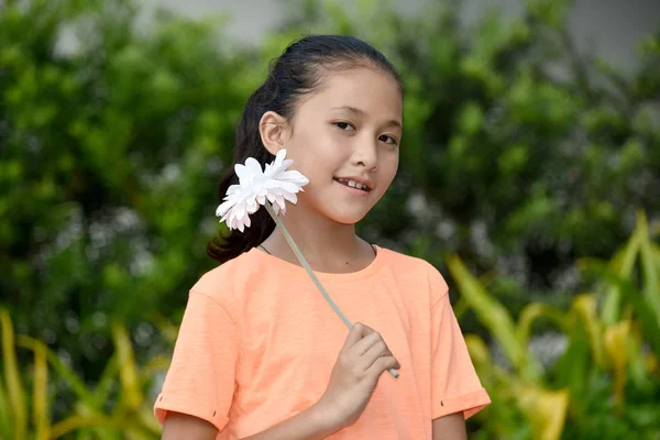 Teen girl i szczęście z kwiatami — Zdjęcie stockowe