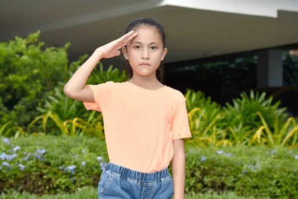 Bir Genç Asyalı Kadın Selamlama