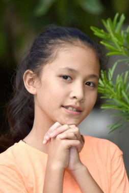 Genç Bir Azınlık Çocuk Dua