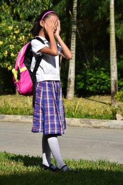 Üzgün Genç Asyalı Kişi Not Defterleri ile Üniforma Giyen