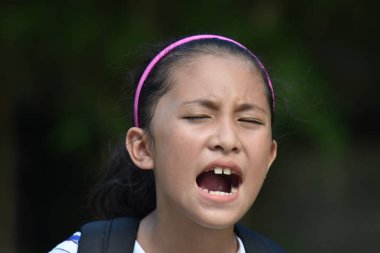 Kitaplar ile Shouting Azınlık Okulu Kız Öğrenci Genç