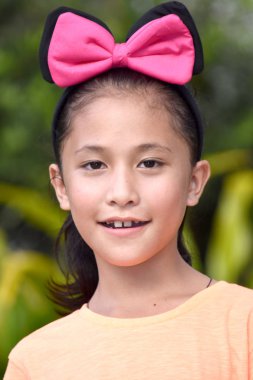 Bir Gülümseyen Sevimli Asya kadın