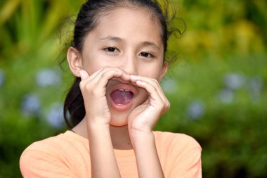 Bir Genç Kız Bağırıyor