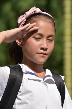 Sevimli Asyalı Kız Öğrenci Selamlama