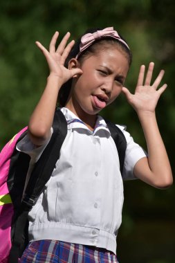 Hazırlık Filipinli Kız Öğrenci Kitaplar ile Komik Yüzler yapma