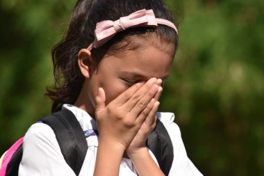 Kitaplar ile Depresif Genç Filipinli Kişi