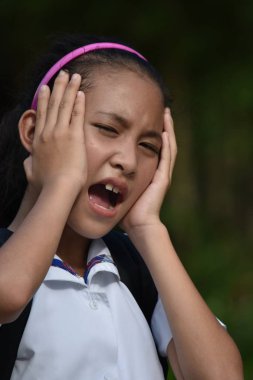 Kitapları olan endişeli bir bayan öğrenci.