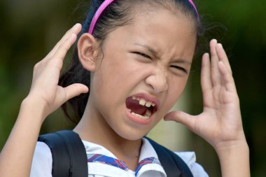 Kitapları olan stresli Asyalı Genç Bayan Öğrenci