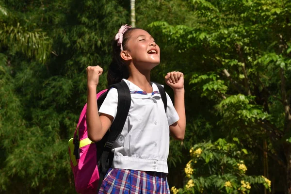 Happy Young Diverse personne portant l'uniforme scolaire avec des livres — Photo