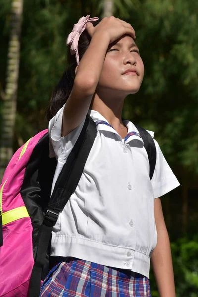 Escola asiática católica menina problemas de memória com cadernos — Fotografia de Stock