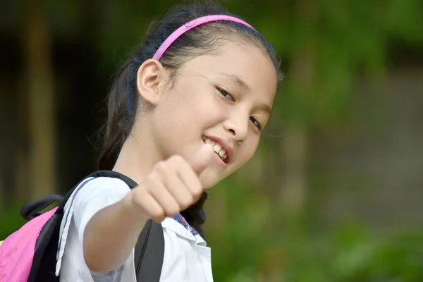 Juvenil filipina mujer estudiante y aprecio con cuadernos — Foto de Stock