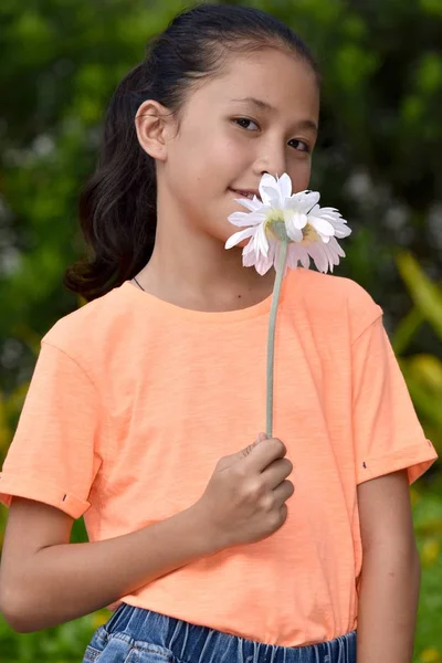 Une jolie adolescente avec des fleurs — Photo