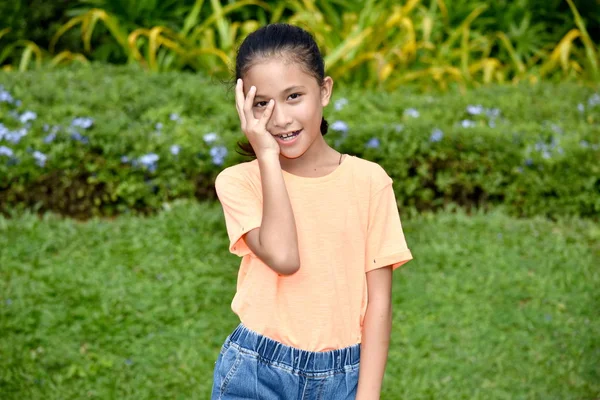 Un Bashful adolescente chica —  Fotos de Stock