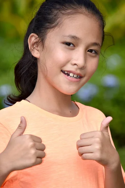 Gadis remaja Asia yang bangga. — Stok Foto