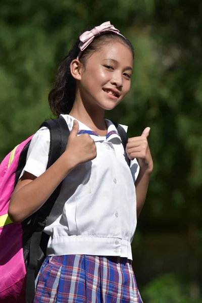 一个快乐的女学生与笔记本 — 图库照片