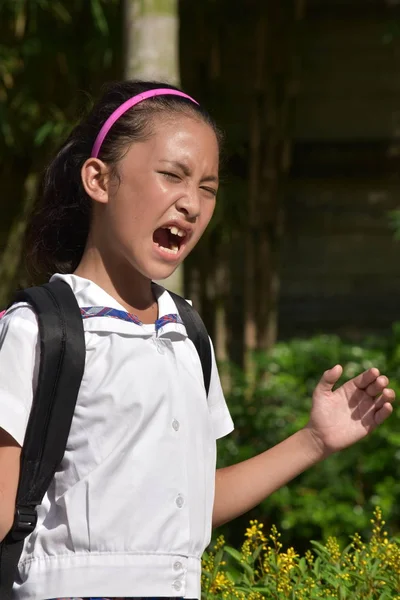 Una chica de escuela gritando vistiendo uniforme — Foto de Stock