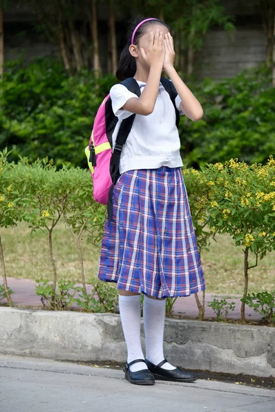 Gescheiterte Vorbereitungsschülerin trägt Uniform mit Büchern — Stockfoto