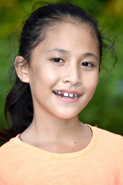 En ung kvinnlig leende — Stockfoto