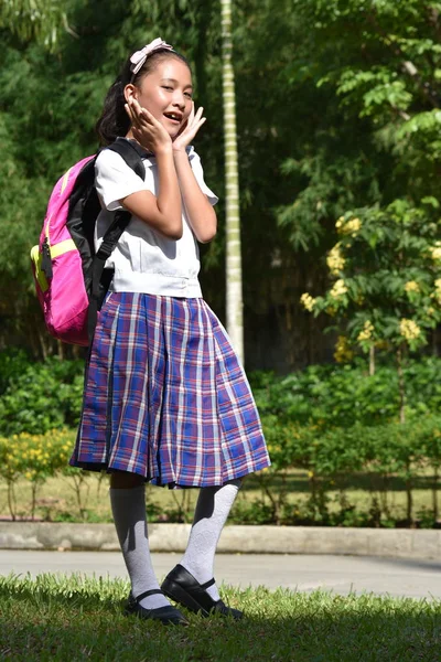 En förvånad tjej elev klädd i Uniform — Stockfoto