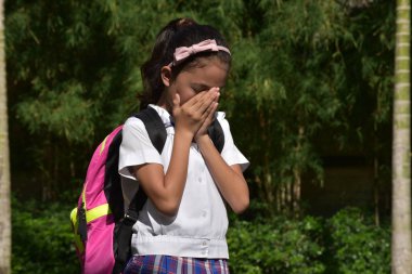 Katolik Asya Kız Öğrenci ve Kitaplar ile Üzüntü