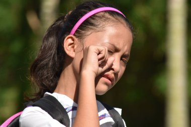 Kitaplar ile Ağlayan Genç Asyalı Kişi