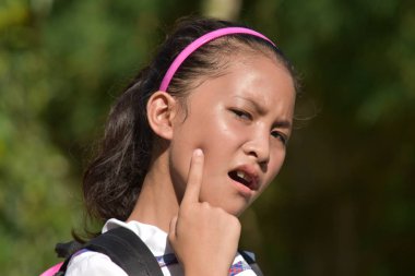 Diş Ağrısı ile Çeşitli Bir Kız Öğrenci