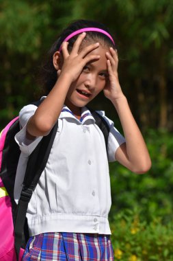 Kitaplar ile Stresli Bir Kız Öğrenci