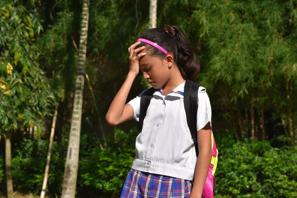 不安なフィリピン人はノートで学校の制服を着ている — ストック写真