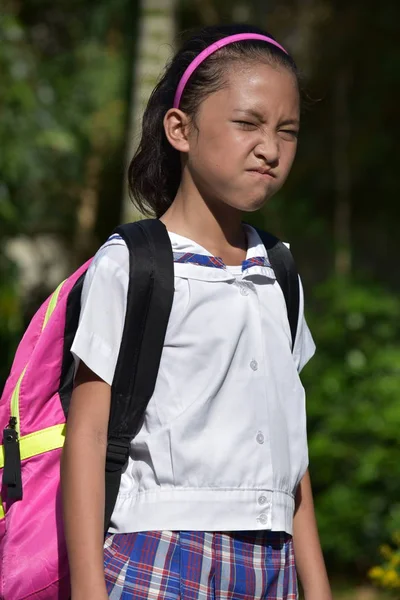 Linda filipina estudiante femenina y la confusión con uniforme con libros — Foto de Stock