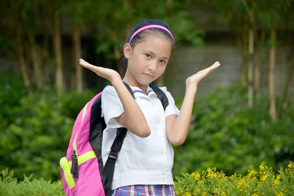 책으로 결정을 내리는 필리핀 여학생 — 스톡 사진