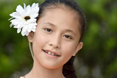 Çiçekleri ile gülümseyen sevimli kadın