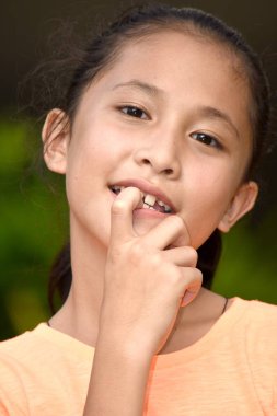 Bir Genç Çeşitli Kız Karar