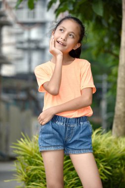 Filipinli Genç Kız Bir Karar verme