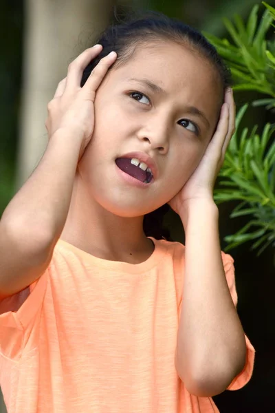 A hangsúlyozta fiatal Filipina Girl — Stock Fotó