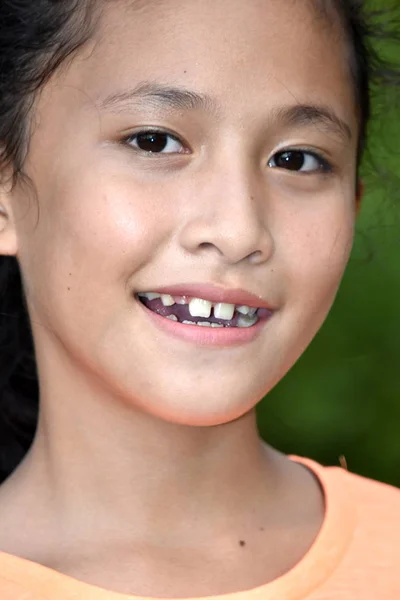 En ung tonåring flicka leende — Stockfoto