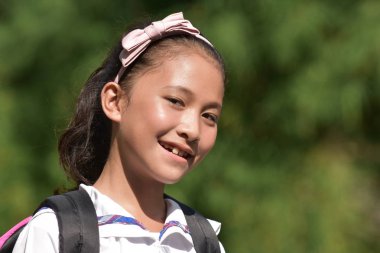 Gülümseyen Genç Çeşitli Kız Öğrenci