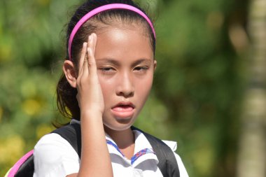 Kitaplar ile Kız Öğrenci Kötü Sağlık